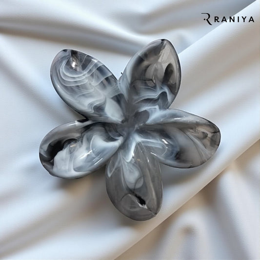 Raniya Pine Grey floral clip