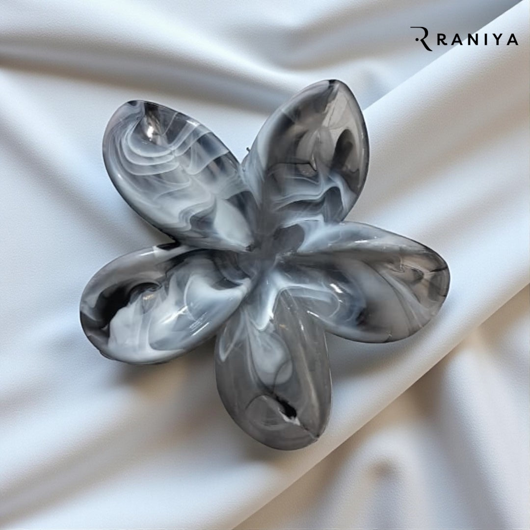 Raniya Pine Grey floral clip