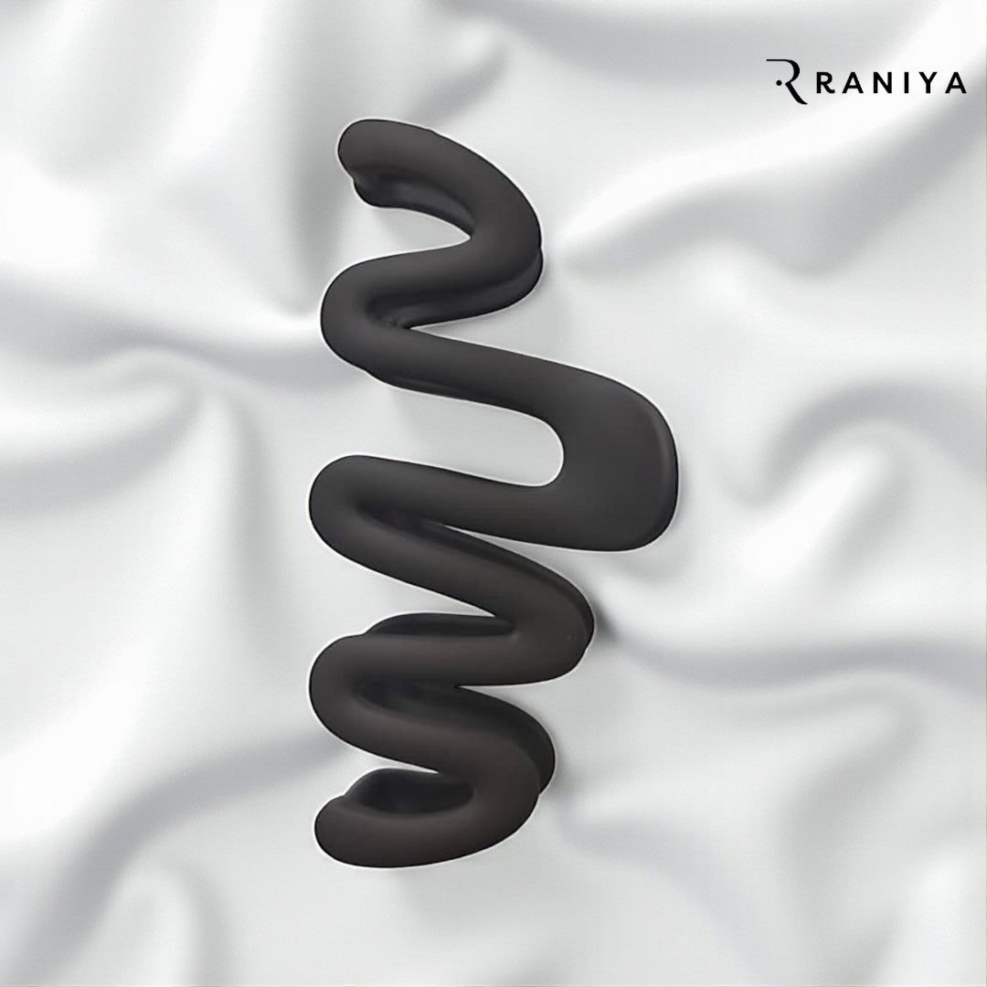 Raniya Wavy Matte Black Hair Claw Clip